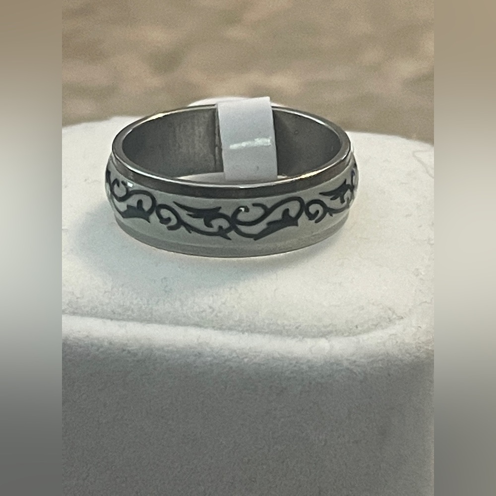 Men’s sexy stainless steel ring size 10.5 cool Black & White design. NWT NEW! - Picture 1 of 2